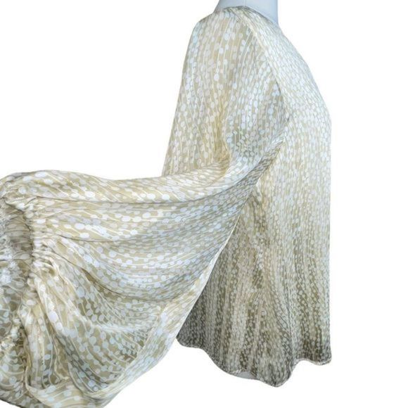 Tyche, Balloon Sleeve V-Neck Blouse - Picture 5 of 17